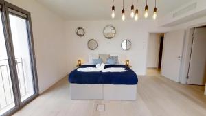 um quarto com uma cama grande e janelas grandes em Rental Israel-Mamila Residences 14 em Jerusalém