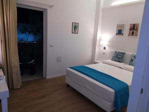 Postel nebo postele na pokoji v ubytování B&B Suites Via del Mare
