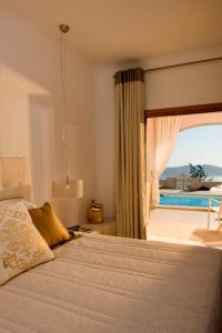 - une chambre avec un lit et une vue sur l'océan dans l'établissement Gold Suites - Small Luxury Hotels of the World, à Imerovigli