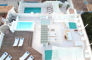 vista aerea su una piscina e su una casa di Petit H Rocamar - Adults Only a Colonia de Sant Pere