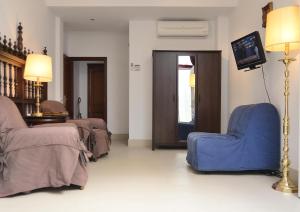 A seating area at New Andalusian House 33 Free Private Parking