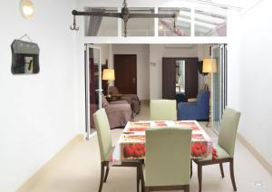 A seating area at New Andalusian House 33 Free Private Parking