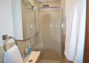 A bathroom at New Andalusian House 33 Free Private Parking