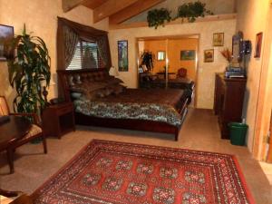 Un pat sau paturi într-o cameră la Evergreen Haus