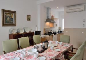 een eettafel met een tafelkleed en stoelen bij New Andalusian House 31 Free Private Parking in Mairena del Alcor