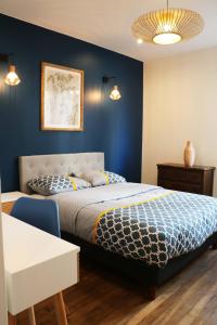 アニエール・シュル・セーヌにあるStayLib - NICE FLAT 2 ROOMSの青い壁のベッドルーム1室(ベッド1台付)