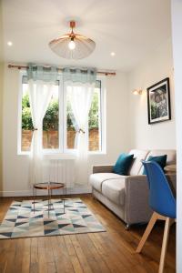 a living room with a couch and a table at StayLib - NICE FLAT 2 ROOMS in Asnières-sur-Seine