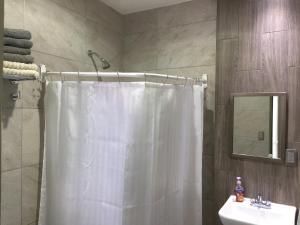 a bathroom with a shower curtain and a sink at Habitaciones amuebladas Veracruz Logos in Veracruz +41 photos