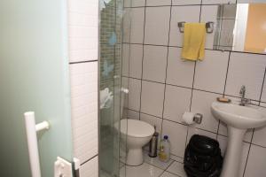une petite salle de bain avec toilettes et lavabo dans l'établissement Pousada São Rafael, à Cachoeira Paulista