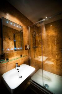 La salle de bains est pourvue d'un lavabo et d'une douche. dans l'établissement The George Inn, à Robertsbridge
