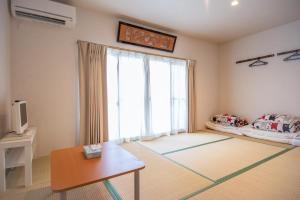 Osaka Guesthouse SAYURI TENGACHAYA Ekimae房間的床