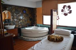 Ένα ή περισσότερα κρεβάτια σε δωμάτιο στο Phu Tho Hotel +39 φωτογραφίες