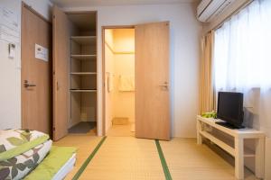 Osaka Guesthouse SAYURI TENGACHAYA Ekimae電視和／或娛樂中心