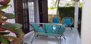 Uma área de estar em Colibri Beach Villas