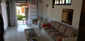 Uma área de estar em Colibri Beach Villas