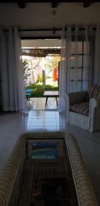 Uma área de estar em Colibri Beach Villas