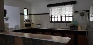 A cozinha ou kitchenette de Colibri Beach Villas