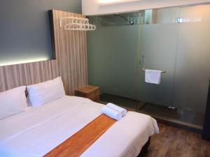 Postel nebo postele na pokoji v ubytování The Verve Hotel PJ Damansara