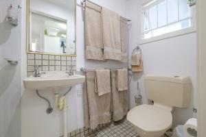 Central Cottage في بريزبين: حمام أبيض مع مرحاض ومغسلة +31 صورة