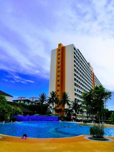 a hotel with a large swimming pool in front of a building at View Talay 1B by Fernando in Pattaya South