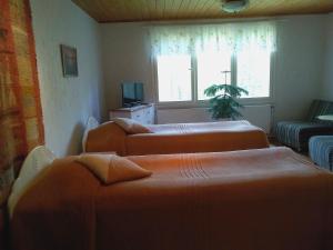 Postel nebo postele na pokoji v ubytování Hotelli Möhkön Rajakartano - Ilomantsi