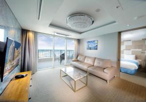 TV a/nebo společenská místnost v ubytování Hotel Whistlelark Jeju