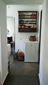 uma cozinha com um frigorífico branco num quarto em House of memories em Neápolis