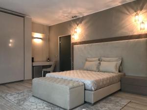 Posteľ alebo postele v izbe v ubytovaní Krioneri Suites Parga