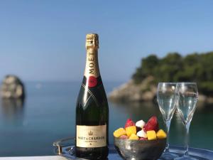 Nápoje v ubytovaní Krioneri Suites Parga
