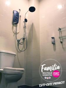 ein Bad mit einer Dusche und einem WC in einem Zimmer in der Unterkunft Port Dickson Familia Boutique Homestay in Port Dickson