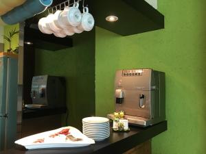 una cucina con tostapane e piatti su un bancone di Great Nature Villa a Jiji