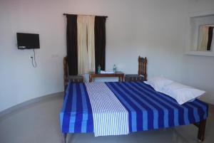 A bed or beds in a room at Hotel Jebasakthy
