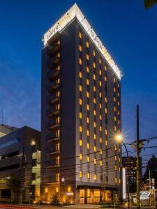 un edificio de hotel con un cartel encima en Super Hotel Tokyo Shiba, en Tokio