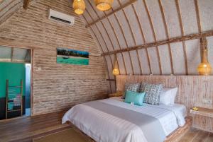 ein Schlafzimmer mit einem Bett in einem Zimmer in der Unterkunft Gili Meno Escape - Adults Only in Gili Meno