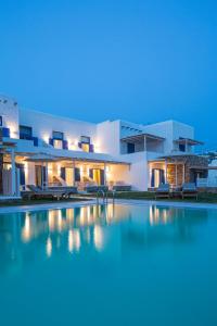 Bazén v ubytovaní Villa Del Sol Mykonos alebo v jeho blízkosti