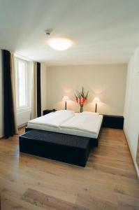 Ein Bett oder Betten in einem Zimmer der Unterkunft Hotel Alpina Luzern