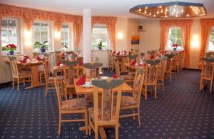 a dining room with wooden tables and chairs at Hotel Waldeck Garni in Kist