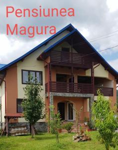 une maison avec un panneau qui lit le macau péninsulaire dans l'établissement Pensiunea Magura, à Baia de Fier