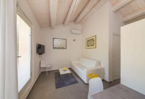 a living room with a couch and a table at Tenuta del Viandante in Filottrano