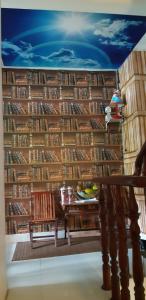 une chambre avec un mur rempli de livres dans l'établissement dorm SG, à Hô-Chi-Minh-Ville