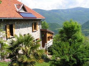 dom z panelem słonecznym na boku w obiekcie Domaine du Rocher St-Loup w mieście Vif