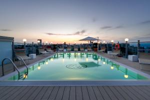 einem Pool auf dem Dach eines Gebäudes in der Unterkunft Hotel President in Rimini