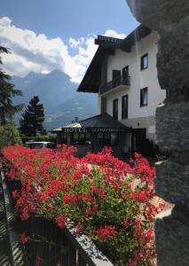 a house with a bunch of flowers in front of it at Le Charaban in Aosta