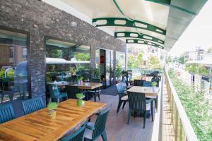 Un restaurante con mesas y sillas de madera en un patio. en leto city hotel, en Eskisehir