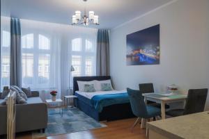 sypialnia z łóżkiem i salonem w obiekcie Proseco Apartments -Self check-in- w mieście Opole