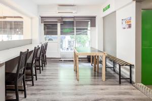 a dining room with a table and chairs at Madrid Motion Hostels in Madrid