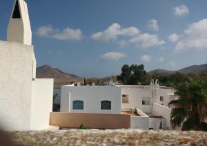 ロダルキラルにあるCasa Guadalquilarの山々を背景にした白い建物の景色