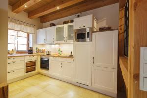 Kuchyň nebo kuchyňský kout v ubytování Luxus Ferienhäuser Chalets zum Ilsetal mit Kamin & Sauna in Ilsenburg im Harz