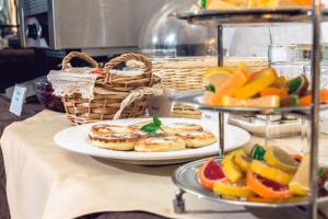 una mesa cubierta con platos de bollería y fruta en Historic Hotel Central en Irkutsk