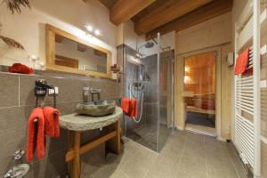 Koupelna v ubytování Luxus Ferienhäuser Chalets zum Ilsetal mit Kamin & Sauna in Ilsenburg im Harz
